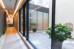 porte d’entrée vitrée locaux professionnels
